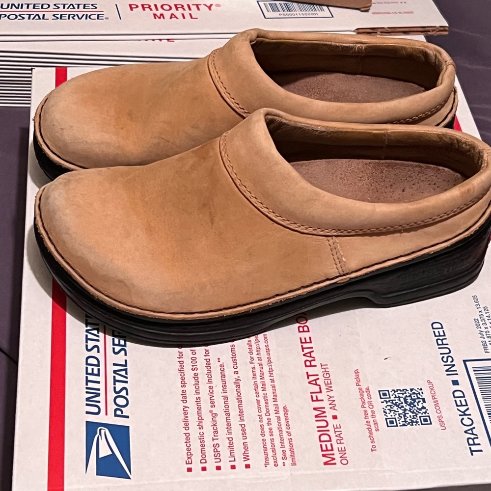 NWOT Birkenstock Footprints Ashby Women’s leather slip on clogs size 8